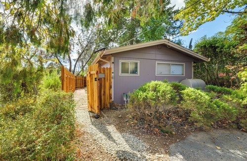 Clearlake Cabin | < 1 Mi to Water: Cozy Clearlake Cabin