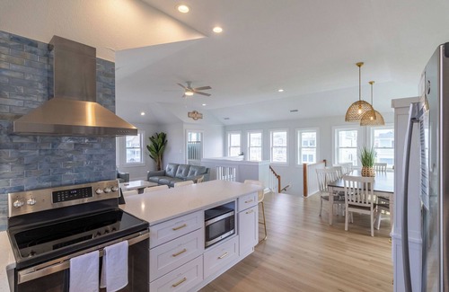 Nags Head House | ⭐️1 min to Beach!🏊‍♂️Heated pool included; Hot Tub; Pets; Ocean Views; Arcade!