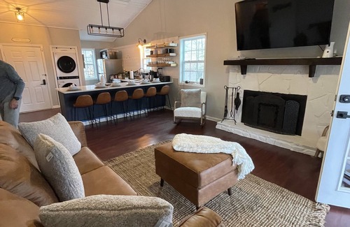 Waleska Cottage | 1 Min Walk to Lake Life Golf Pool Hike Kayak Fire Pit Tennis Swim Lakepoint BBQ