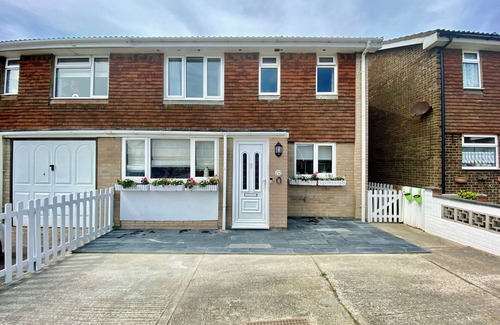 Camber House | 1 min walk to sandy beach! Family friendly home -> Happy Waves ☀️🌊
