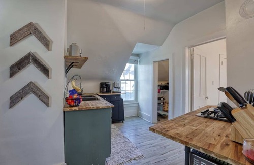 Sheridan Apartment | 1 minute to historic downtown, bring your pet!