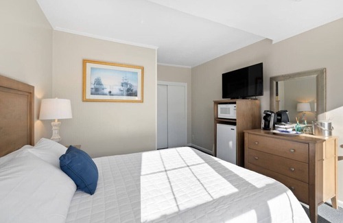 Falmouth Heights Hotel | 1 Queen Bed Suite Close to Beach & Dining