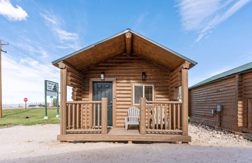 St. Charles Cabin | #1 Ski Cabin! Newly Remodeled! AC! Sleeps 4!