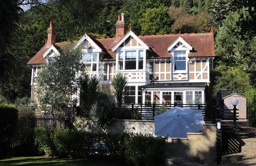 Ventnor Ski Chalet | 1 St Rhadagunds