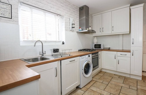 Burgh le Marsh Cottage | 1 THE BAYS, pet friendly, with a garden in Burgh Le Marsh