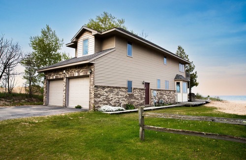 Oscoda House | #1 Thomas' Parkside Cottages, 4BR Lake Huron Beachfront w/Balcony views