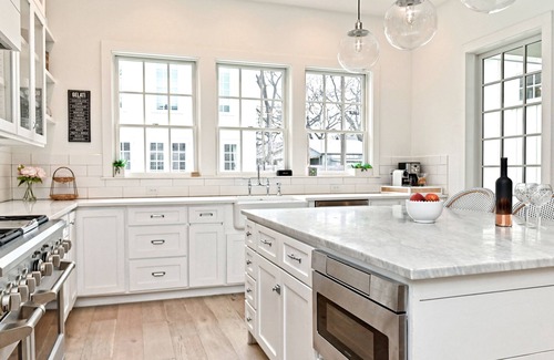 East Cesar Chavez House | #1 VRBO in Austin HEATED POOL, central to 6th and Rainey