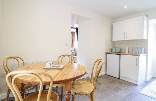 Llandinam Cottage | 1 Y LLEW, romantic, with a garden in Caersws