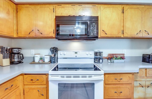 Bull Mountain House | 10 Mi to Portland: Greenway Neighborhood Home