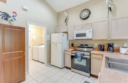Lake Wilson Preserve House | 10 Mi to WDW: Home w/Themed Rooms, Pool & Lanai