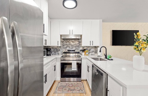 Euless House | 10 Miles to DFW Airport, Retreat in Euless.