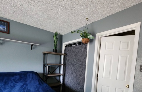 Sand Lake House | 10 min from airport, free wifi, 3 bedrooms, pet friendly with fenced backyard