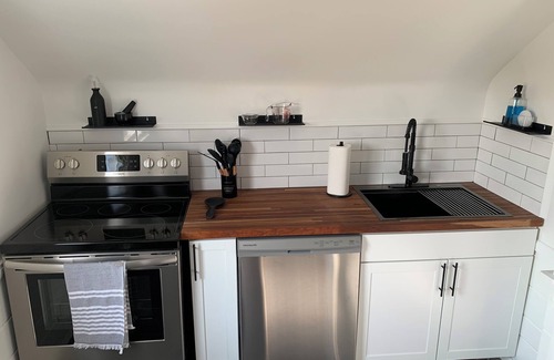 South Euclid House | 10 min from Clev Clinic 1 bedroom, full bath in S. Euclid upper level of duplex