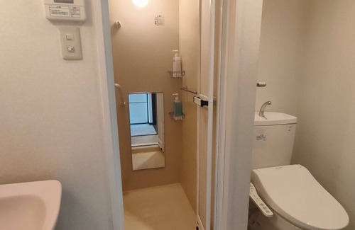 Naniwa Apartment | 10 min. from JR Namba and Subway/Hanshin Sakuragawa Stn. 5 min. from JR Ashiwarabashi Stn. 4 min. from supermarket One room on one floor, max. 5 people, elevator available, convenient for Namba, Dotonbori, Shinsaibashi, USJ