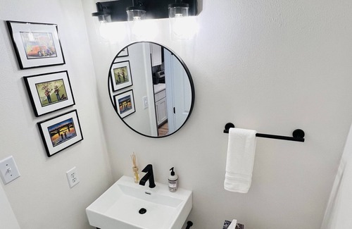 East Oak Hill House | 10 min to DT ATX! Family friendly TH w/ hot tub, & fenced yard! No Cleaning Fee!