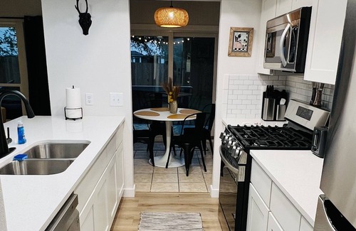 East Oak Hill House | 10 min to DT ATX! Family friendly TH w/ hot tub, & fenced yard! No Cleaning Fee!
