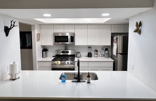 East Oak Hill House | 10 min to DT ATX! Family friendly TH w/ hot tub, & fenced yard! No Cleaning Fee!