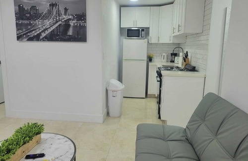 Poinsettia Heights Apartment | 10 MIN TO FLL BEACH★2BR★ with Free Parking & WIFI