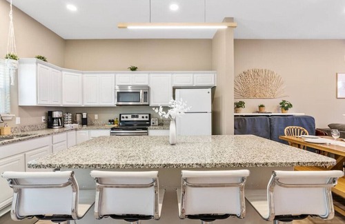 Corpus Christi House | 10 Min Walk to Beach Large Pool Beach Gear Balcony Full Kitchen WIFI