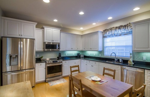 Naples Park House | 10 min walk to Beach, Spacious, Family Friendly,Resort Pool