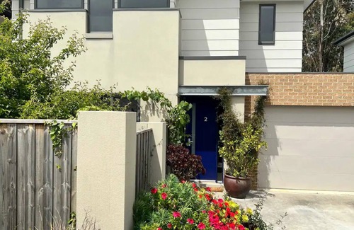 Canadian House | 10 minute walk to Sovreign Hill beautifully decorated lake access Close to CBD