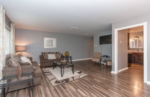Lawrence House | 10 minutes from DOWNTOWN & TAYLOR SWIFT LARGE SPACE