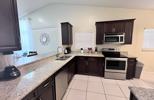 Indian Wells House | 10 Minutes to Disney! Pool Hom, Large Backyard