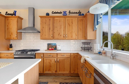Missoula House | 10 minutes to DT! Relax & enjoy Montana's beauty—now offering mid-term rentals!