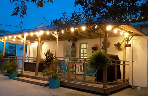 Crescent Beach House | 10 % off BOOK NOW! n(5 night min)nVINTAGE BEACH COTTAGE🐳 nSupplies Included!nnn