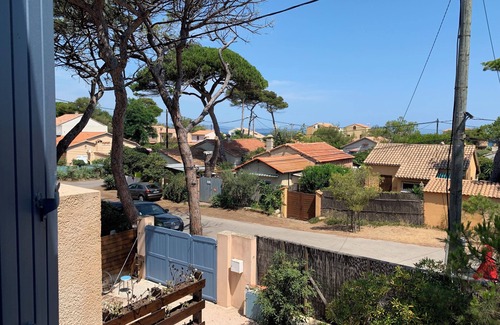 La Capte Villa | 10 pax, Family friendly, 2 mins walk to the beach, sea view.
