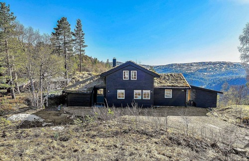 Tjaldal House | 10 person holiday home in ÅSERAL