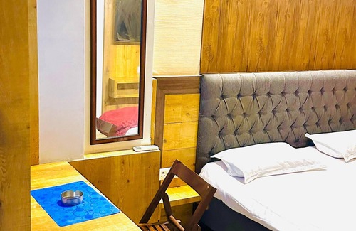 Jaipur District House | 10-room Guest House in charming Jaipur with fitness room, AC, WiFi, TV