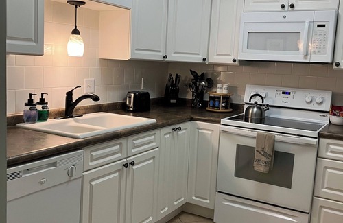 Demere Park Condo | 10% SEPTEMBER DISCOUNT! GROUND FLOOR, WALK TO VILLAGE, PET FRIENDLY