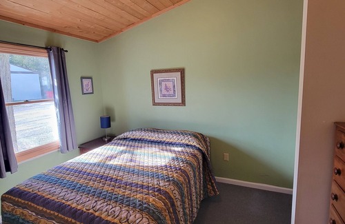 Northeastern Michigan Resort | #10 Thomas' Parkside Cottages, 1 BR Lake Huron walk out, downtown Oscoda