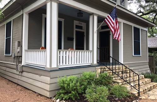 Westfield House | 100-year old bungalow in the heart of the City, walking distance to Zilker Park!