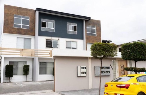 Urdesa Apartment | 102 - Prague Apts 6 pax Consulate USA Parking 2B