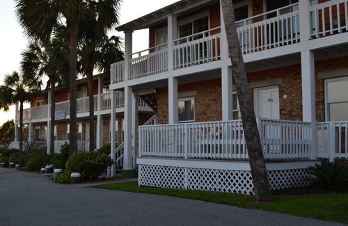 Isle of Palms Condo | #106 Beach Breeze 2Bd 2Bath 1st Floor Full Kitchen