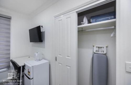 Brunswick East House | 107 Entire Guesthouse Queen BR with Fast WiFi - Brunswick East