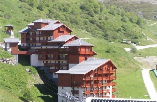 Les Bruyeres Apartment | 10m from ski slopes, Ground floor, view mountain, balcony, tv, ski locker, 30m², Les Menuires