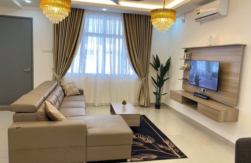 Sedili Kechil House | 10min to Desaru Coast Waterpark! Welcome to D'Royale Desaru Homestay.