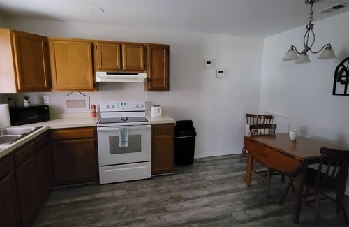 Princeton Apartment | 10min to Exit 9, I-77/3min to PCH/20min to 3 Universities/FastWiFi/FamPetFrndly!