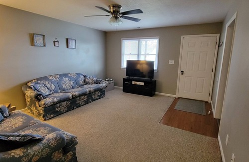 Princeton Apartment | 10min to Exit 9, I-77/3min to PCH/20min to 3 Universities/FastWiFi/FamPetFrndly!