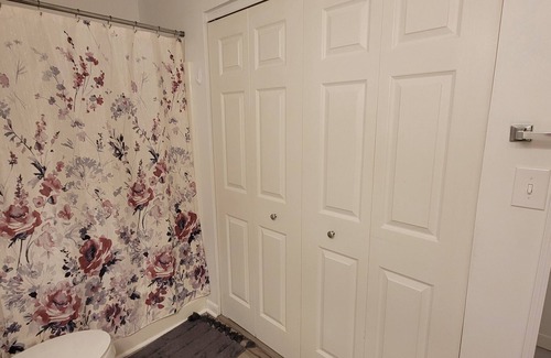Princeton Apartment | 10min to Exit 9, I-77/3min to PCH/20min to 3 Universities/FastWiFi/FamPetFrndly!