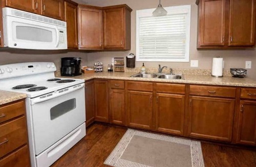 Niles House | 11 Miles to Notre Dame. Tailgate Gear Included with Game Weekend Booking!