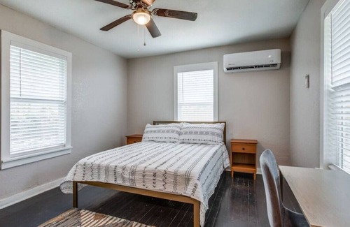 Eastside Promise Neighborhood House | 1108B · Cozy 1 BR Dignowity Hill - 2 Min to Downtown