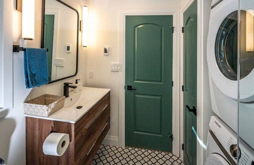 Rosemount House | 111H-3 · Kingsdale Designer Tiny house w/ king bed