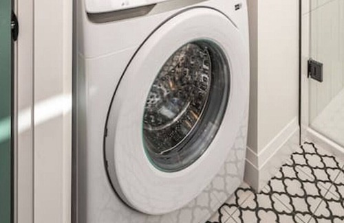 Rosemount House | 111H-3 · Kingsdale Designer Tiny house w/ king bed