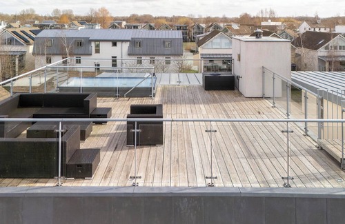 Malmesbury Villa | 118 Lower Mill Estate. Sleeps 12, Lake Views & Spa