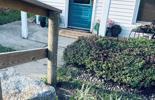 Williamstown House | 11am checkout! Charming modern vintage cottage 4 mins to the ARK! Coffee Bar!