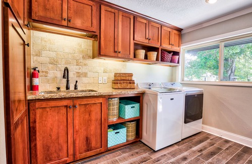 Brenham House | 12 Armadillos Main St: 2 Houses/Steps to Dwtn/Sleeps 18/Fun outdoor space!